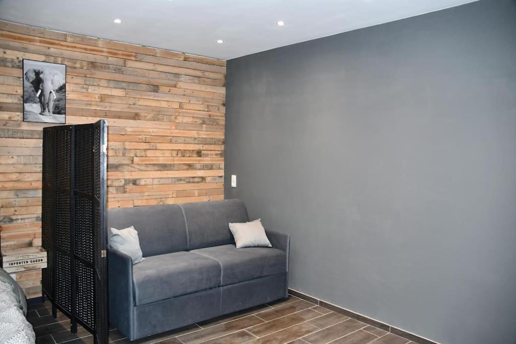 Logement In Wood Brugelette Luaran gambar