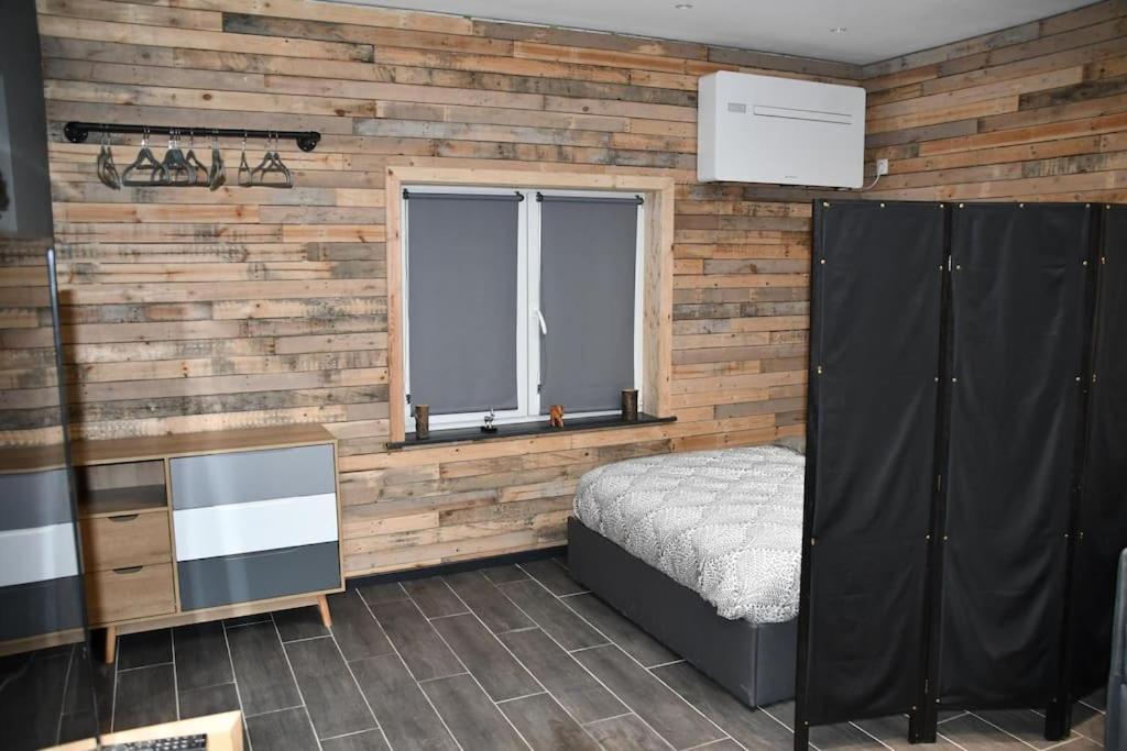 Logement In Wood Brugelette Luaran gambar