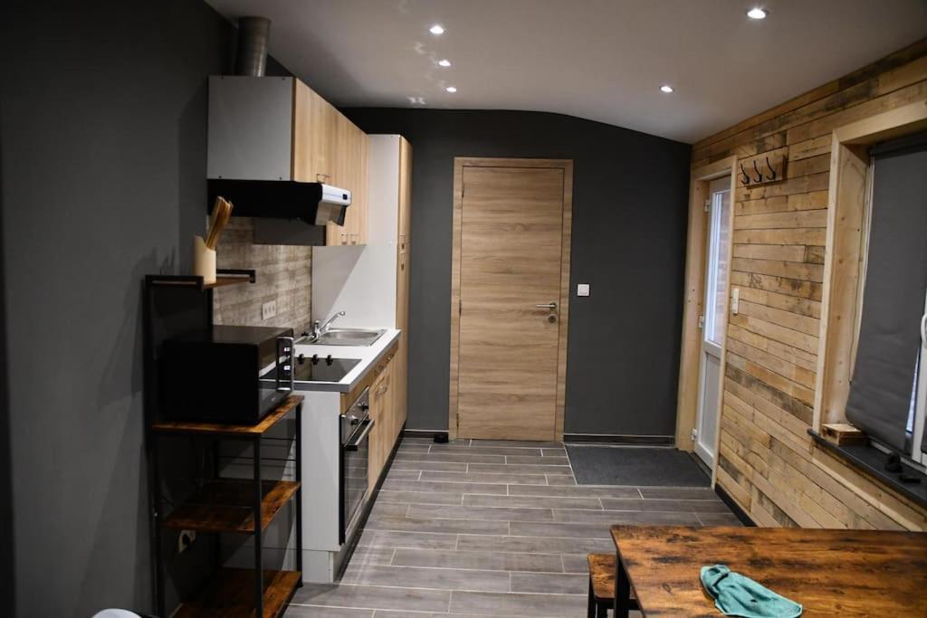 Logement In Wood Brugelette Luaran gambar