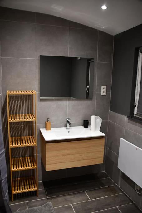 Logement In Wood Brugelette Luaran gambar