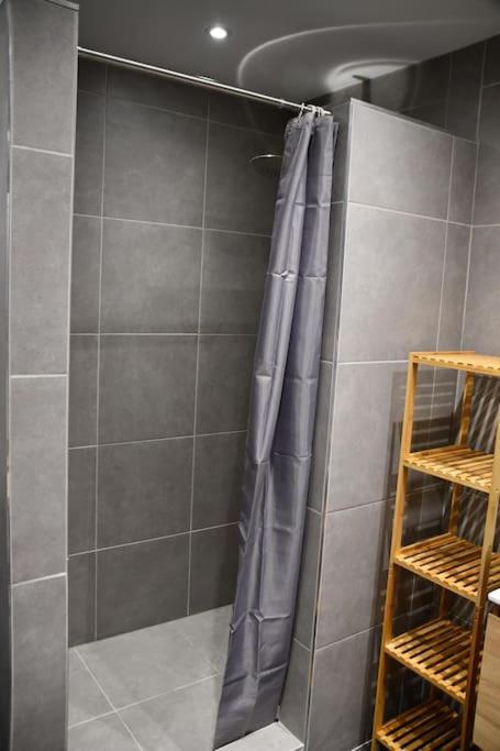 Logement In Wood Brugelette Luaran gambar