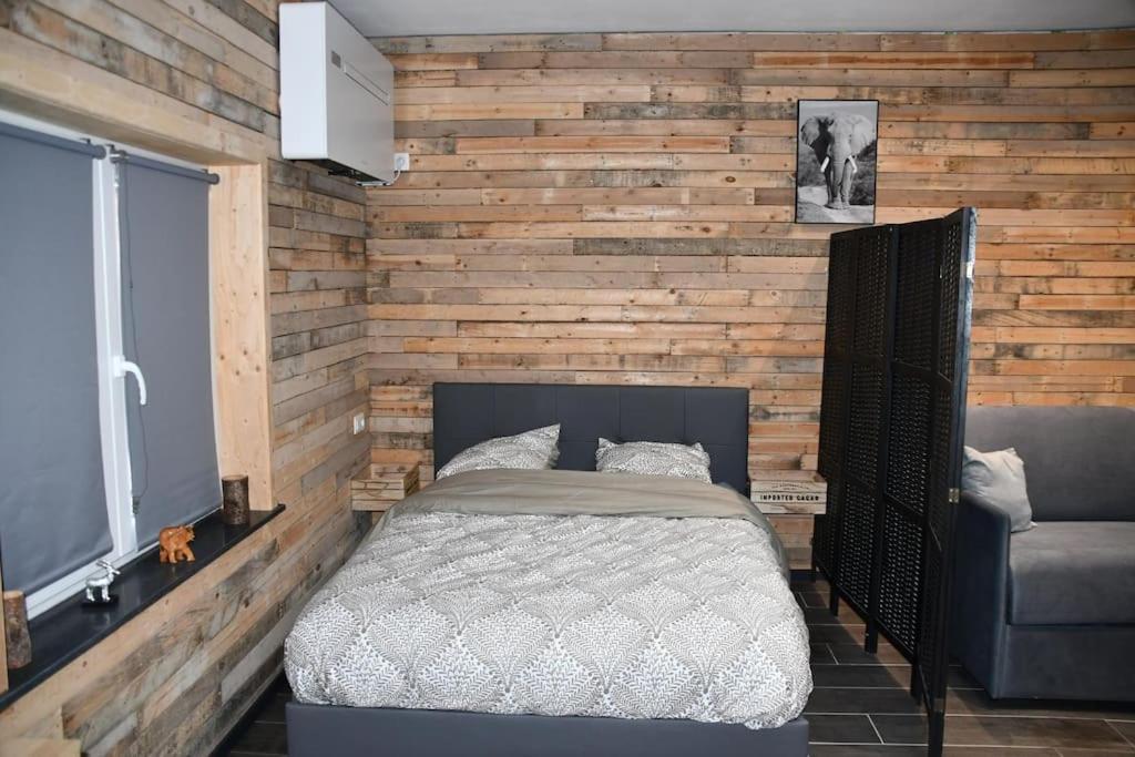 Logement In Wood Brugelette Luaran gambar