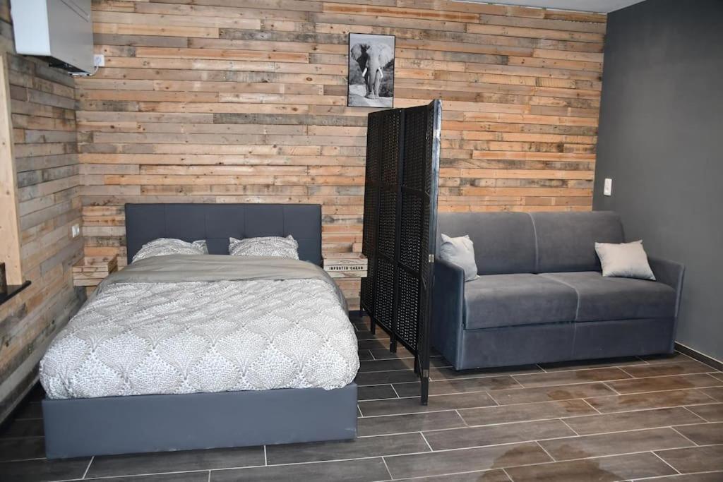 Logement In Wood Brugelette Luaran gambar