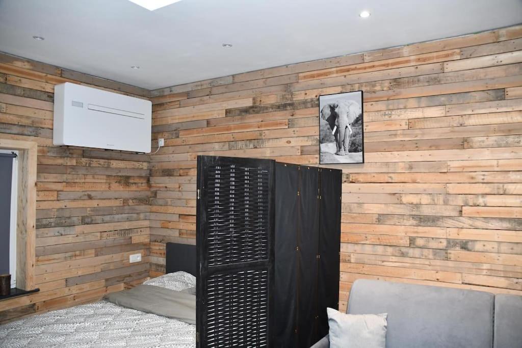 Logement In Wood Brugelette Luaran gambar