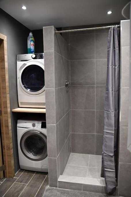 Logement In Wood Brugelette Luaran gambar
